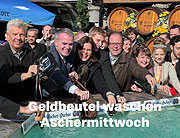 Münchner Brauchtum zum Aschermittwoch 14.02.2024 Geldbeutel waschen am Fischbrunnen vor dem Rathaus (©Foto. Martin Schmitz)